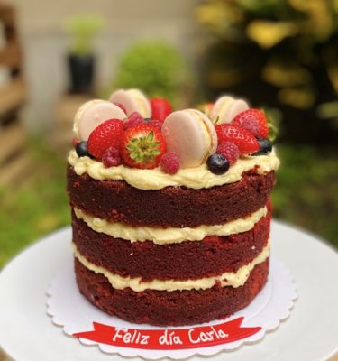 RED VELVET CON FRUTOS Y MACARONS