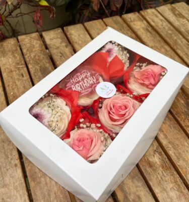 Pack de 6 cuchareables decorados con rosas rosadas, flores rosas y mensaje personalizado de cumpleaños, presentados en una elegante caja blanca con ventana transparente.